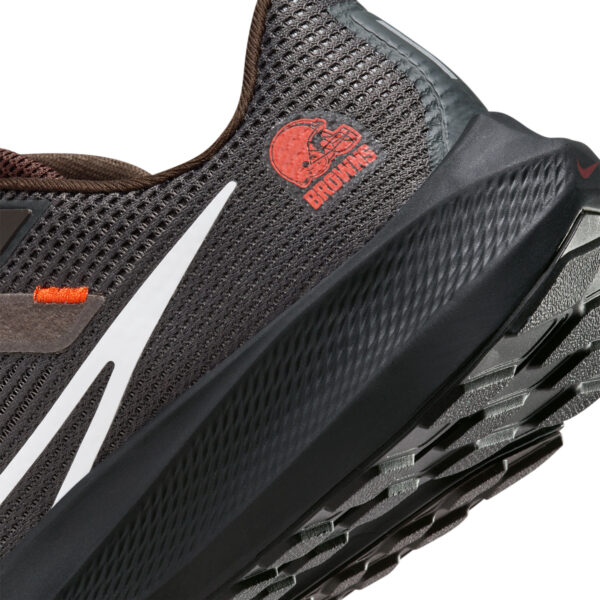 Unisex Nike  Anthracite Cleveland Browns Zoom Pegasus 40 Running Shoe - Image 8